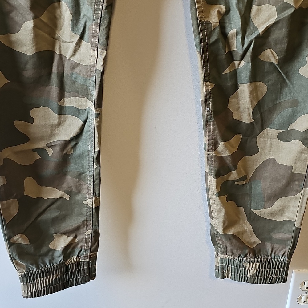 Guess Large 38x31 Green and Brown Camo Joggers - Picture 2 of 8